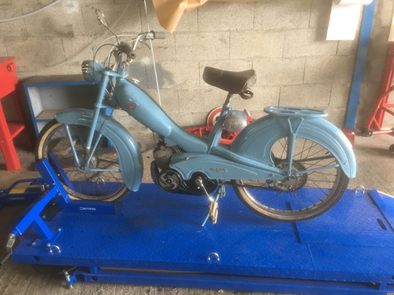 Mobylette bleue motobecane de 1953.